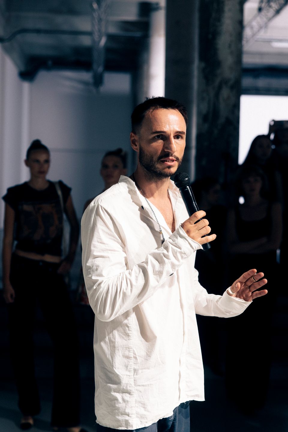 Rubin Singer speaking at the Paris event